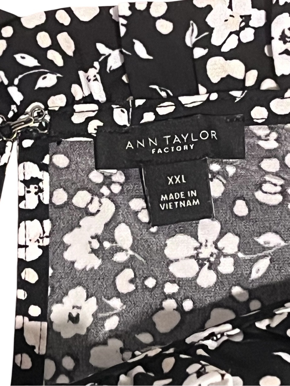 Ann Taylor Factory XXL Black White Floral Ruffle Neck Sleeveless Blouse - Picture 7 of 8